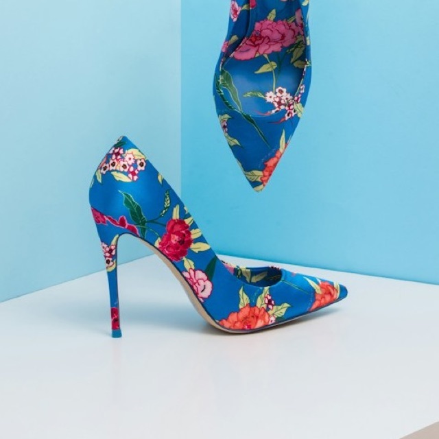 Los tacones florales, en la publicación de Instagram de la boutique